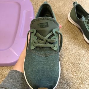 New Balance size 8 sneaker *brand new*